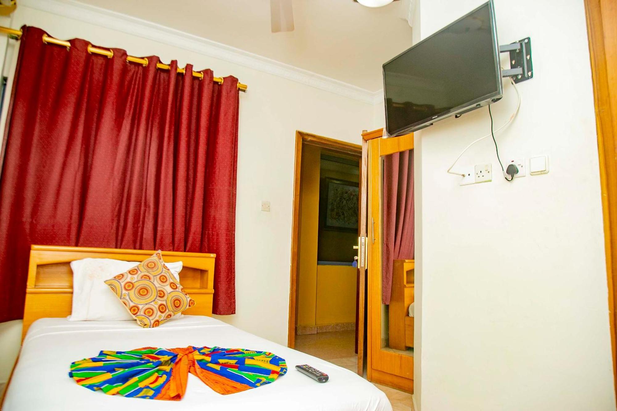 Brookvale Hotel Weija Экстерьер фото